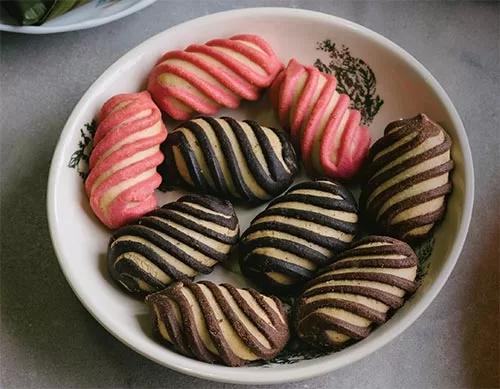 chocolate lava cookies and biscuits